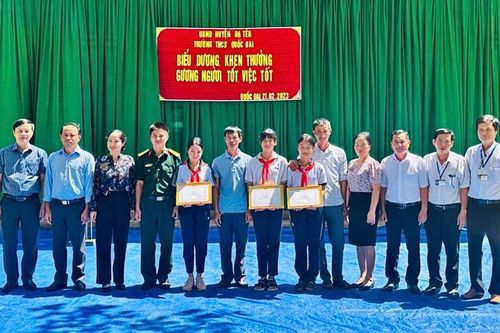 Lâm Đồng: Khen thưởng đột xuất 3 học sinh trả lại ví tiền giá trị lớn cho người đánh rơi