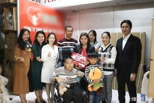 Khoảnh khắc xúc động cậu bé teo cơ tủy nhận chiếc xe lăn mơ ước từ Tập đoàn Bitexco