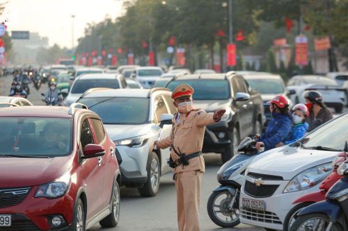 Mua ô tô chỉ để 'oai', nông thôn cũng tắc đường