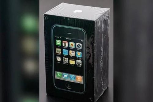 Được tặng iPhone nhưng cất tủ không dùng, 15 năm sau đem đi đấu giá thu về số tiền khủng