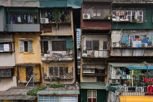 Cận cảnh 4 tòa nhà nguy hiểm, chờ sập ở trung tâm Hà Nội