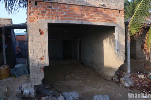 Nhiều nhà dân ở Ninh Thuận bị sóng biển đánh gây hư hỏng