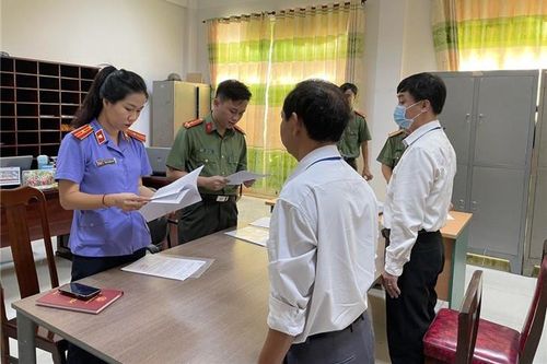 Tạm giam Giám đốc Trung tâm đăng kiểm tàu cá và hai thuộc cấp