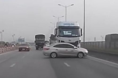 Xe đầu kéo chưa có biển số chuyển làn ẩu húc Toyota Vios xoay ngang trên cầu Thanh Trì