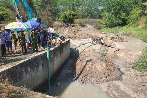 Bơm cạn nước dưới rạch, tìm thi thể người đàn ông mất tích khi đang câu cá