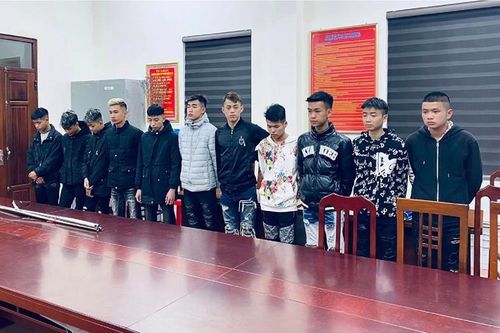 Bỏ mặc con nhỏ, người đàn ông 'hỗn chiến' với nhóm thanh niên