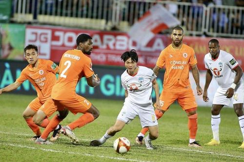 Chuyện V.League bị 'băm nát' bởi giải trẻ