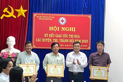 Hội Chữ thập đỏ tỉnh Khánh Hòa: Ký kết giao ước thi đua năm 2023