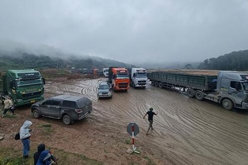 Cửa khẩu quốc tế La Lay sôi động trở lại