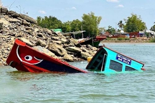Khởi tố vụ lật thuyền chở 12 người trên sông Đồng Nai