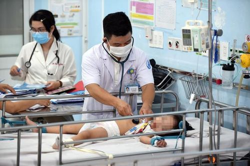 Bé gái viêm cơ tim nguy kịch khi đang du lịch cùng gia đình