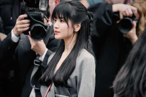 Song Hye Kyo thu hút với vẻ ngoài trẻ trung ở Tuần lễ thời trang Milan