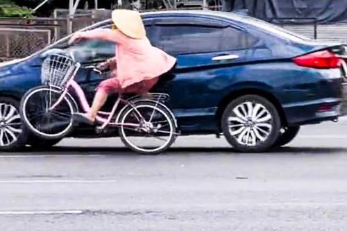Xác định người phụ nữ đạp xe ngược chiều, va chạm ôtô ở TP.HCM