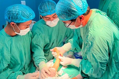 Phẫu thuật thành công cho trẻ dị tật bẩm sinh bàn chân khoèo