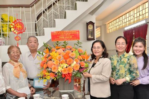 Chủ tịch HĐND TPHCM Nguyễn Thị Lệ thăm thầy thuốc tiêu biểu