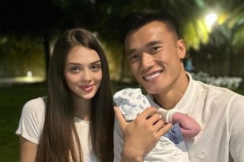 Hình ảnh cầu thủ Việt Nam bên gia đình và bạn gái khi V-League 2023 nghỉ dài ngày