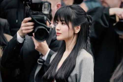 Song Hye Kyo tết tóc kết hợp trang phục màu ghi dự sự kiện thời trang tại Italy