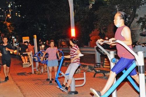 Người Sài Gòn 'thức đêm' tập gym miễn phí