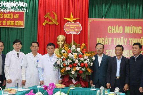 Lãnh đạo HĐND tỉnh chúc mừng các đơn vị y tế nhân ngày 27/2