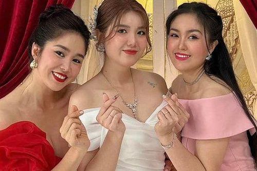 Lê Phương gợi cảm đọ sắc bên 2 em gái khi dự tiệc cưới ở quê