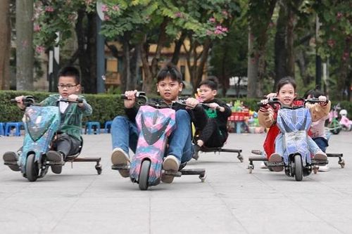 Hà Nội: Nguy cơ mất an toàn từ màn phóng xe điện của những 'tay đua nhí'