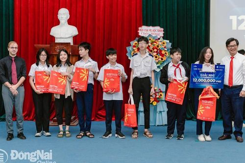 Trao thưởng 200 triệu đồng tại cuộc thi hùng biện tiếng Anh