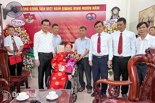 Trao Huy hiệu 75 tuổi Đảng cho đảng viên Đỗ Thị Miện