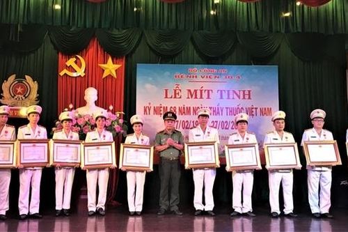 Khen thưởng các y, bác sỹ Bệnh viện 30-4 nhân Ngày Thầy thuốc