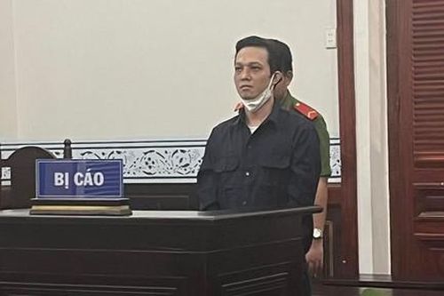 Níu kéo tình cảm bất thành, gã trai cầm dao xông vào quán ốc đâm 'tình địch'