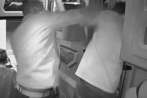 Bóng hồng trần tình vụ tài xế bị hành hung do không dừng xe cho khách đi vệ sinh là clip câu view?