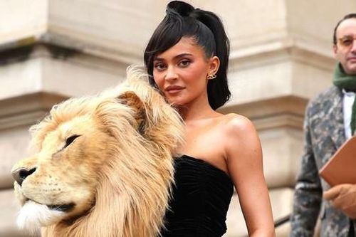 Sao nữ vừa 'truất ngôi' Kylie Jenner khỏi danh hiệu 'Nữ hoàng Instagram' là ai?