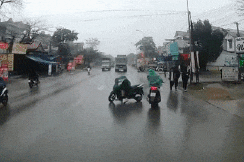 Xe tải suýt đâm vào nhóm học sinh vì né xe máy dừng giữa đường