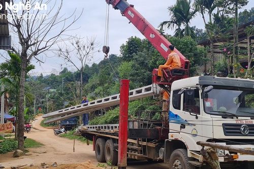 Bản biên giới ở Quế Phong khấp khởi chờ điện lưới quốc gia