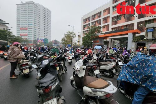 'Nhiễu loạn' giao thông cổng trường Hà Nội trở giờ tan học