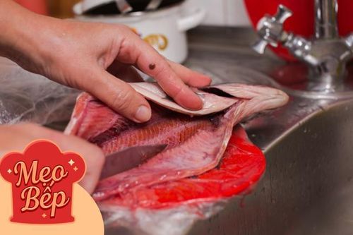 Mẹo chiên cá giòn thơm không bắn dầu, không vỡ nát