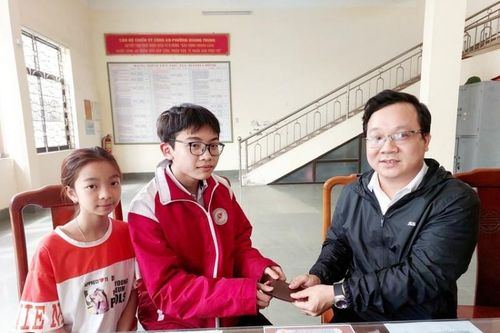 Tỉnh Quảng Ninh: Hai học sinh nhặt được của rơi trả lại người mất