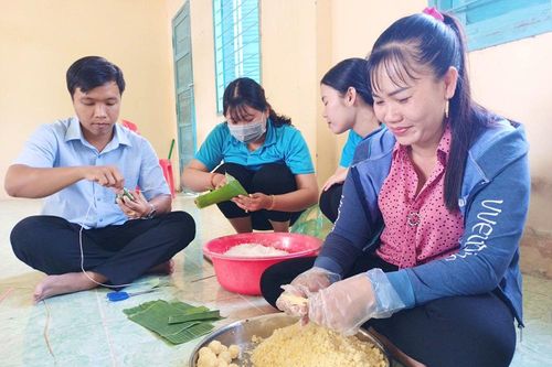 Gói bánh tặng đại biểu tham dự Lễ hội Văn hóa truyền thống huyện Châu Phú
