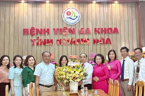 Tặng 350 suất quà cho cán bộ y tế hưu trí nhân ngày Thầy thuốc Việt Nam