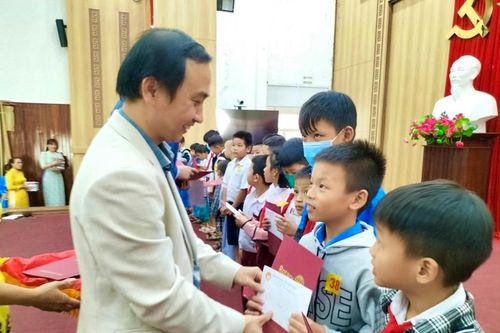 Trao 100 suất học bổng Hoa Sen tặng học sinh thành phố Tam Kỳ, Quảng Nam