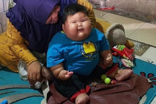Em bé 16 tháng tuổi nặng 27 kg, mặc vừa quần áo của bố