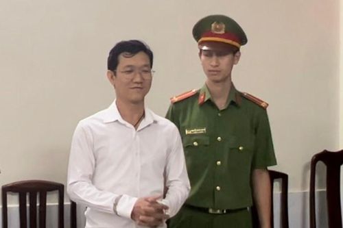 Biểu cảm của tiến sĩ Đặng Anh Quân khi bị khởi tố