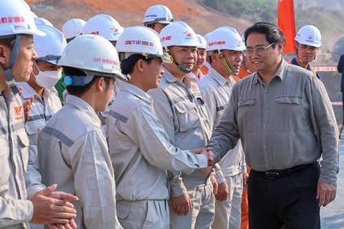 Thủ tướng dâng hương tượng đài Bác Hồ và kiểm tra công trình mở rộng thủy điện Hòa Bình