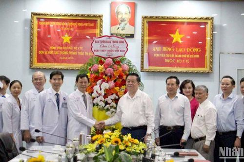 Trưởng Ban Tuyên giáo Trung ương thăm, chúc mừng nhân Ngày Thầy thuốc Việt Nam