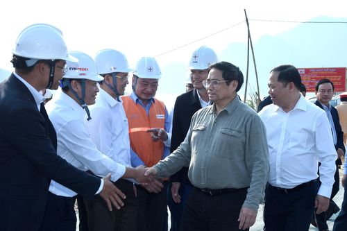 Thủ tướng Phạm Minh Chính kiểm tra tình hình thi công Nhà máy Thủy điện Hòa Bình mở rộng