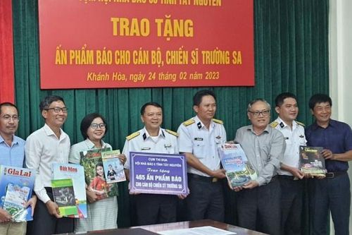 Tặng gần 500 ấn phẩm báo Xuân Quý Mão cho cán bộ, chiến sĩ Trường Sa
