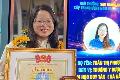 Nữ sinh Khoa Y ĐH Duy Tân nhận Giải thưởng 'Sao tháng Giêng'