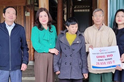 Trao gần 29 triệu đồng cho người đàn ông cụt chân chăm vợ liệt giường