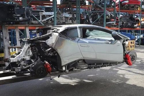Kiếm bộn tiền từ siêu xe bị tai nạn