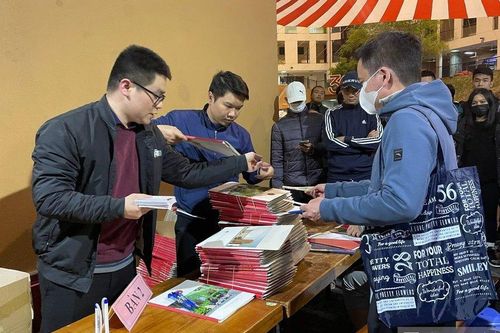 Hà Nội: Xếp hàng tới đêm để mua hồ sơ cho con vào lớp 1