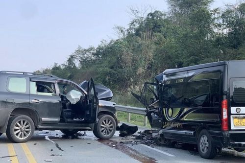 Ô tô Toyota Land Cruiser va chạm với xe khách trên cao tốc Nội Bài - Lào Cai, 4 người bị thương
